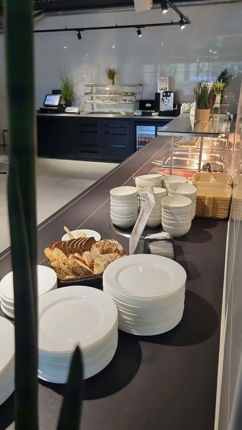 Taldrikud ja leib lõunabuffee letil