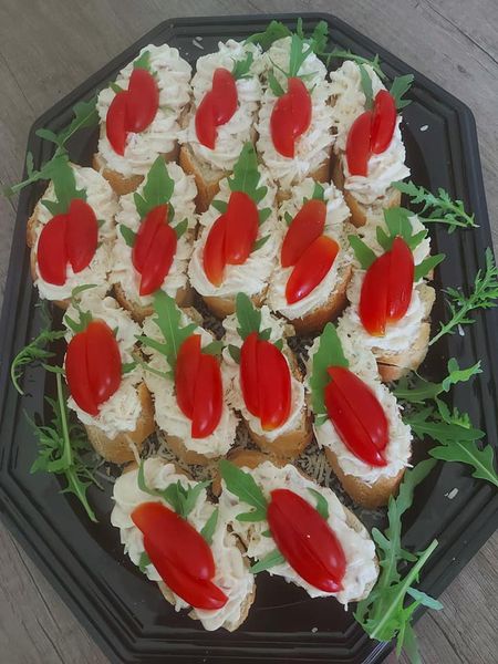 Baguette saiakesed suitsukanakreemi ja kõvajuustuga (15tk)
