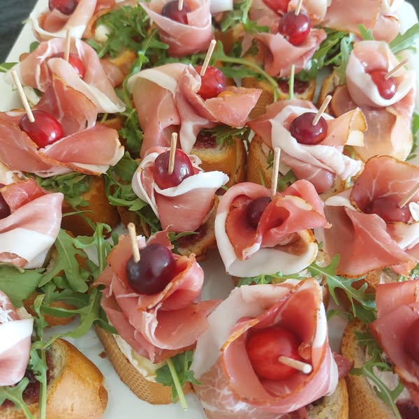 Baguette saiakesed Prosciutto Crudo singi Brie juustu ja pohlamoosiga (15tk)